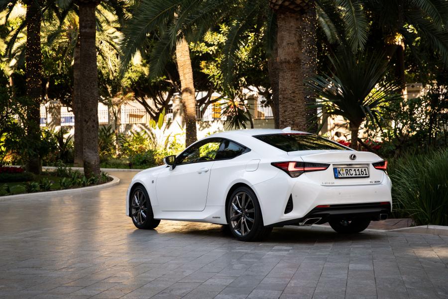  Lexus RC300h F-Sport 2018 года  (WW) (фото 11 из 12)